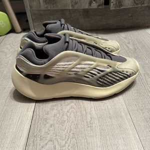 YEEZY 700 V3 'FADE SALT' MEN SIZE 8.5